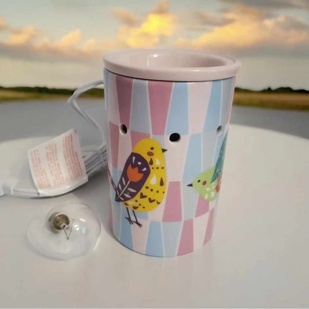 Scentsy “Pretty Bird” Wax Warmer #41087 Base Warmer Dish & 1 25 Wt Bulb Included